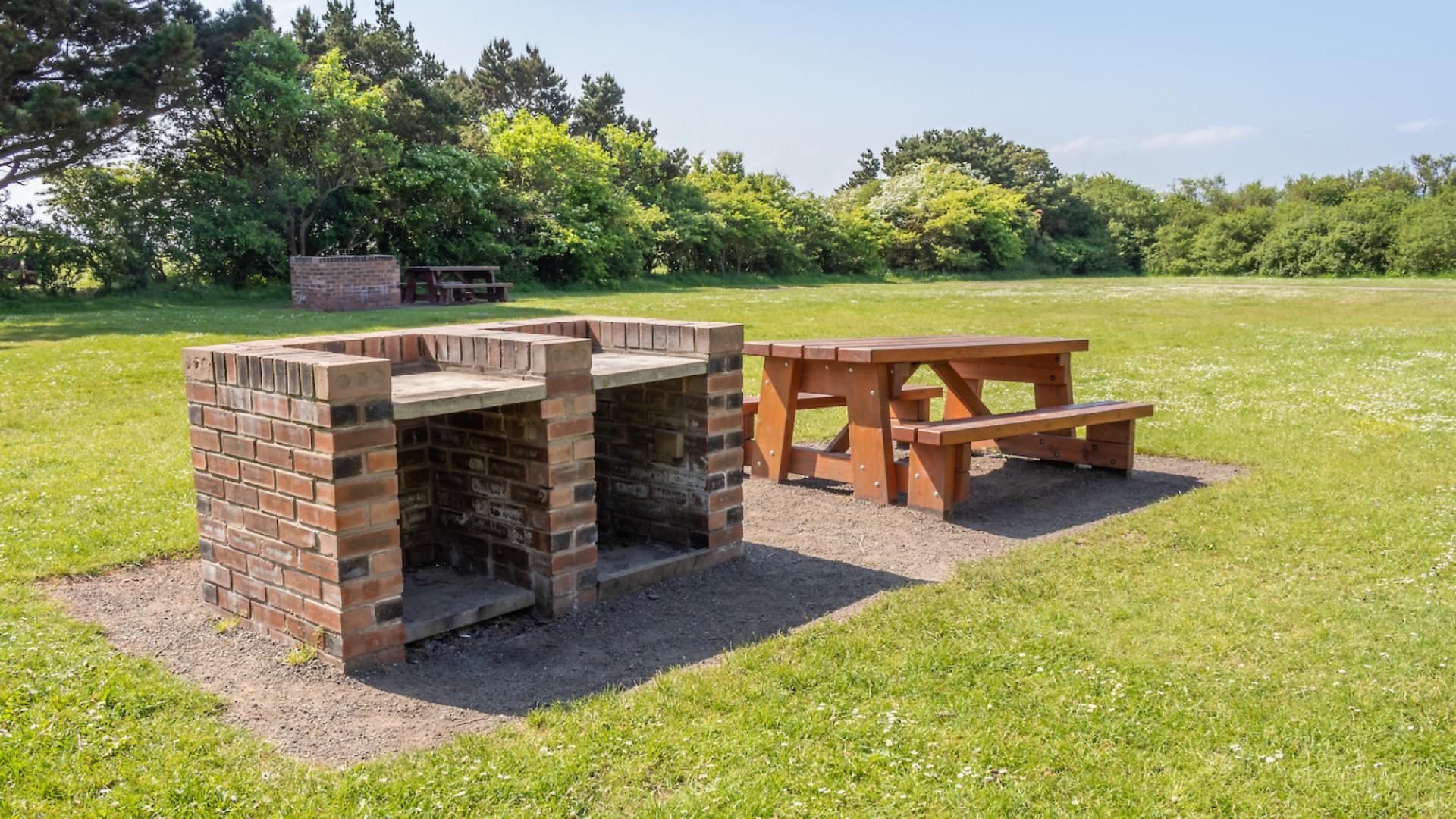Aire de pique-nique et barbecue.