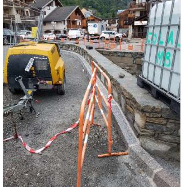Bordures granit devant le muret du giratoire.