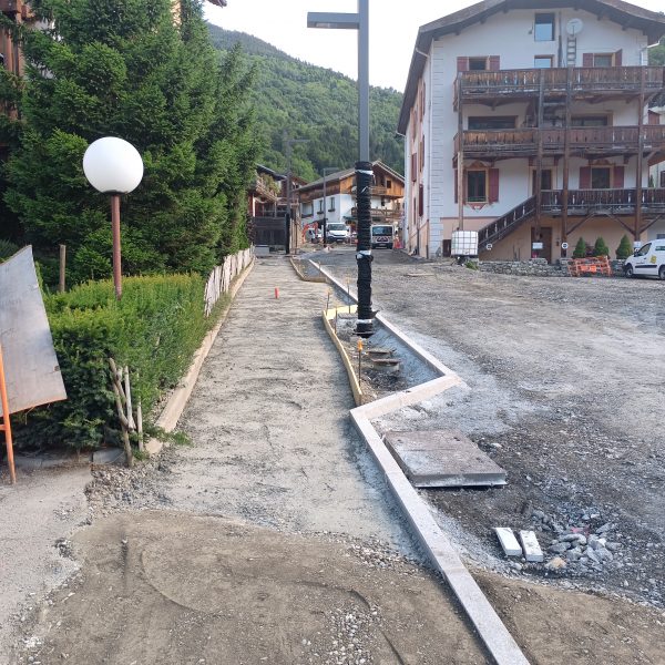 Trottoir et espaces verts en attente